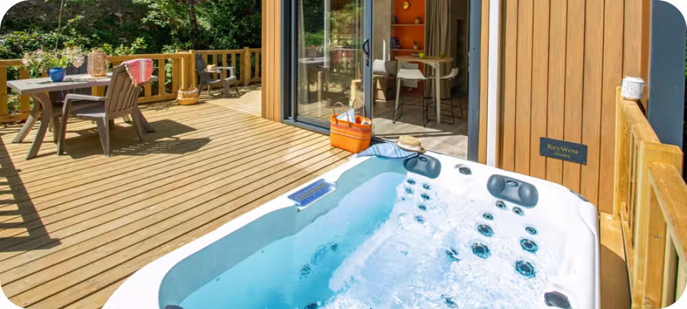 terrasse avec jacuzzi au camping le Luberon