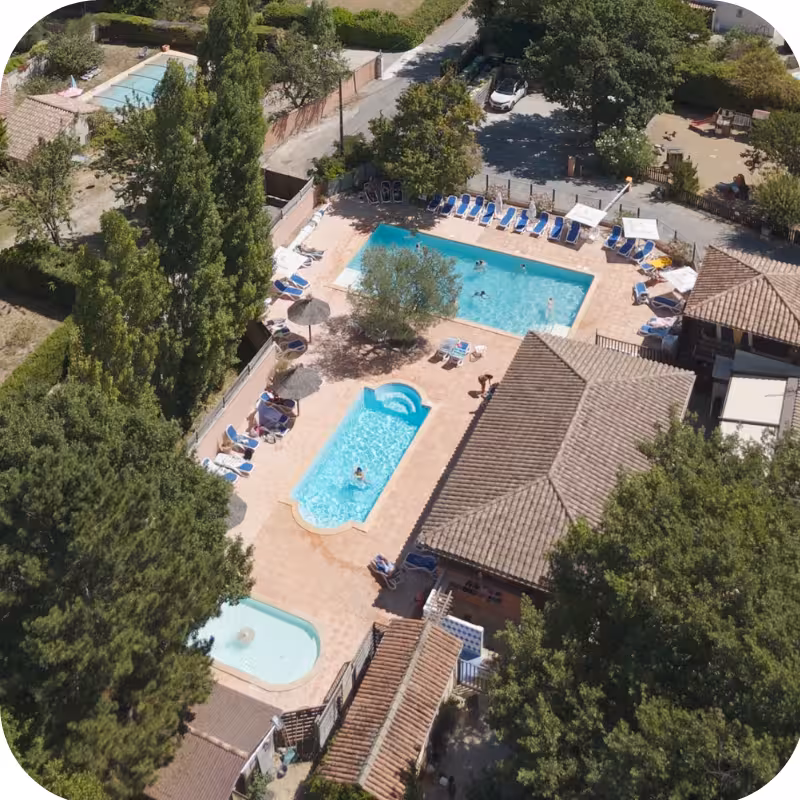 Piscine chauffée du Camping le Luberon à Apt, ambiance calme et détente.