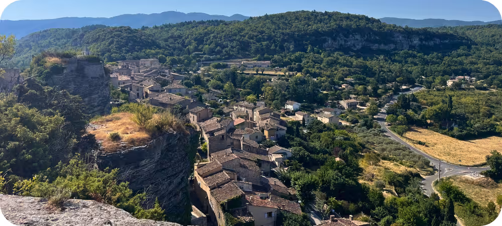 Vue panoramique sur la vallée du Luberon depuis le village de Saignon, proche d'Apt.