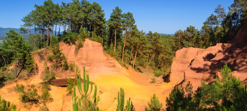 The Ochre Massif: a Landscape Bursting with Colors