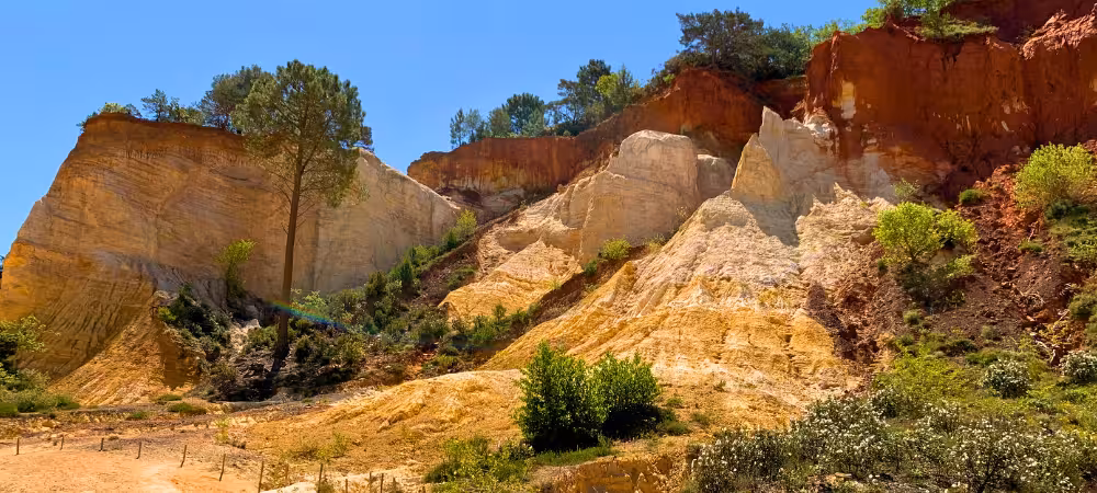 Magnifique panorama sur les ocres typiques du Luberon