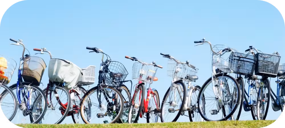 Plusieurs vélos les uns à côté des autres.